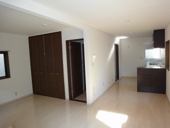 開放的キッチン、ヤマハのベリーとダイニング収納